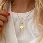Gouden ketting met coin graveerbaar met letter om nek vrouw