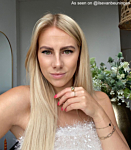 Influencer draagt Finaste sieraden