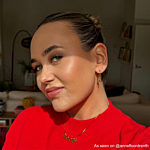 Influencer draagt letter oorbellen