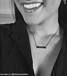 Infuencer draagt ketting met gravering