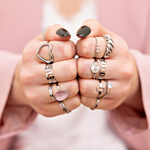 mix van zilveren ringen om vingers met roze details