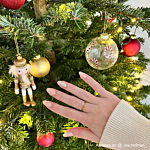 Influencer met gouden ring