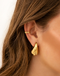 Model draagt gouden trendy ear cuff
