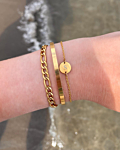 gouden mix van armbanden om pols