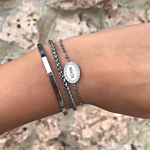 Zilveren armbandjes met een gravering om de pols