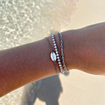 zilveren armbanden om pols