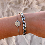 Mix van zilveren armbanden om de hand van het model