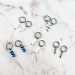 Verschillende zilver kleurige oorbelletjes op marmeren plaatje