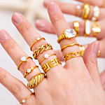 Mix van gouden ringen om handen model