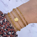 Goud kleurige schakelarmbanden met elkaar gemixt