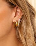 Gouden earparty bij model