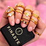 Mix van gouden ringen om hand model