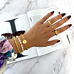 Mooie armparty in het goud bij het model