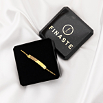 graveerbare gouden bar armband met vingerafdruk in doosje op satijnen achtergrond