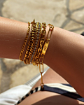Gouden summer look met armbanden