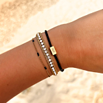 Gouden armparty bij zwarte details