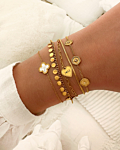 Model draagt goudkleurige armparty
