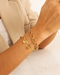 Gouden armbandenlook bij model