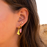 Meisje draagt gouden earparty in oor