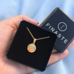 Gouden ketting met letter in een sieradendoosje