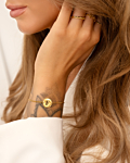 gouden armband met initial om pols