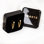 Gouden ketting oorbellen met steentje in sieradendoosje