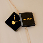 Ketting met jouw naam en gravering in een sieradendoosje