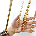 Trendy kettingen aan een rek in het goud