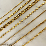 Mooie kettingen op een marmer plaatje