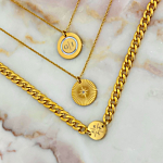 Mooie set met kettingen op een marmer plaatje