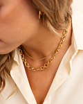 Model draagt gouden kettingen mix