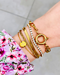 Mix van gouden armbanden om pols