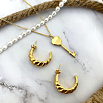 Mooie mix van gouden sieraden op een marmeren achtergrond