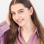 Vrouw draagt gouden ketting met gravering om de hals