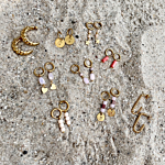 Gouden oorringetjes met kleurrijke bedels