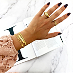 Personal armparty goud om pols bij vrouw