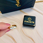 Mooie ring met parelmoer in de hand voor een mooie look