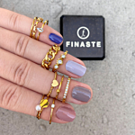 Mix van goud kleurige ringen om vingers