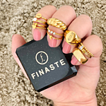 Mix van ringen met een sieradendoosje in de hand