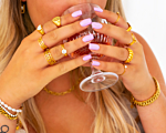 Mix van gouden chunky ringen om vingers