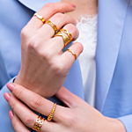 mix van gouden ringen om vingers