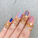 Mix van ringen om vingers in de kleur goud