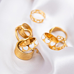 gouden ringen op stapeltje