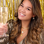 Gouden sieraden bij meisje voor de feestdagen