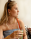 Model draagt gouden sieraden mix
