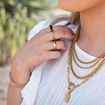 Mooie mix van verschillende gouden sieraden