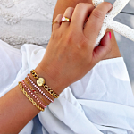 Mix van gouden armbanden en ringen