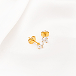 Sparkle stud oorbellen in het goud op satijn