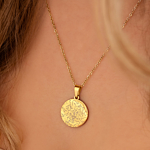Graveerbare ketting sterrenhemel goudkleurig gedragen om hals