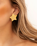 Star earrings goldplated gedragen in oor